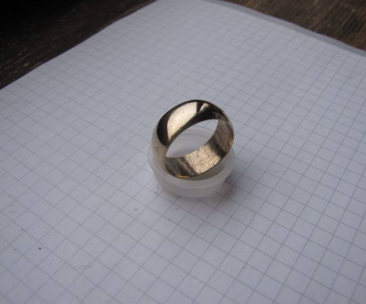 Обручальное кольцо СССР без клейм из золотистого сплава
