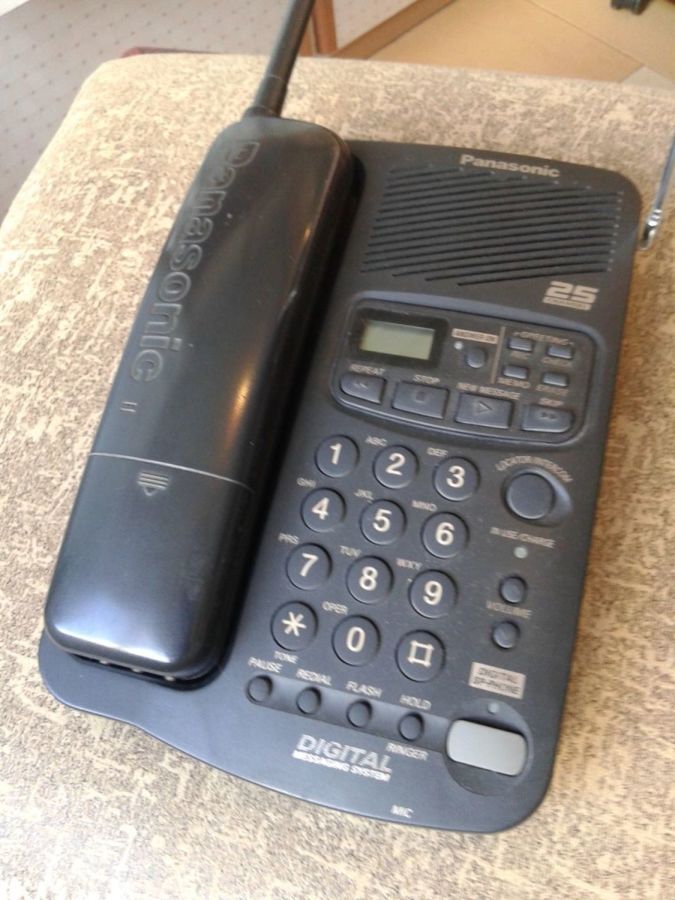 Радиотелефон 3 в 1:а/ответчик и 2 номеронабрателя PANASONIC KX-TCM420B