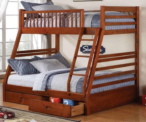 Двухъярусная трехспальная кровать семейного типа 
