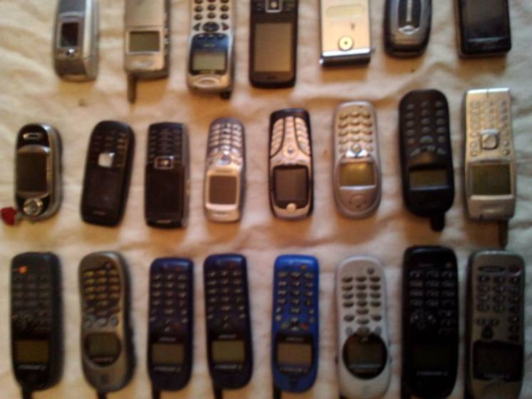 Мобильные телефоны на запчасти.