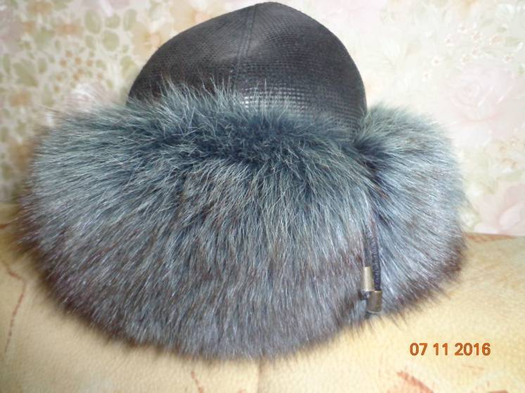 Женская меховая шапка - песец, почти новая.