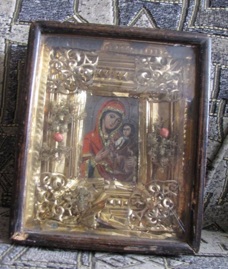 Смоленская Икона Божией Матери (Одигитрия) в киоте