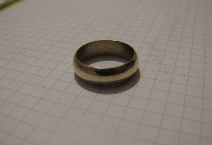 Обручальное кольцо из золотистого металла