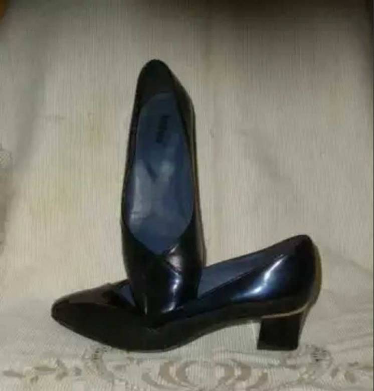 Туфли женские темно-синего цвета,натуральная кожа с лаком
