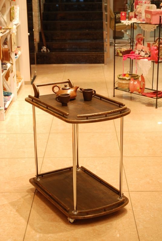 Сервировочный столик на колесиках
