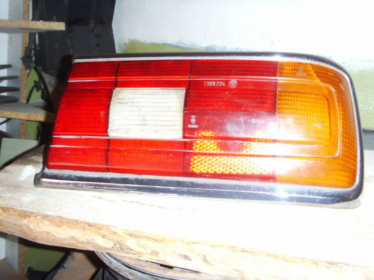 На BMW 5 (E12) задний правый фонарь оригинал.
