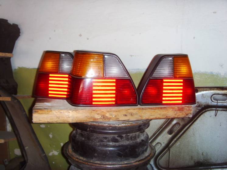 На VW Golf 2 фонари задние правый и левый оригинальные.