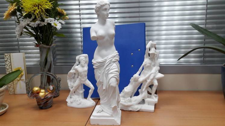 коллекция мраморных статуэток - копий античных скульптур