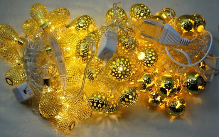 Новогодняя гирлянда , золотая , три вида шарики и капли  .