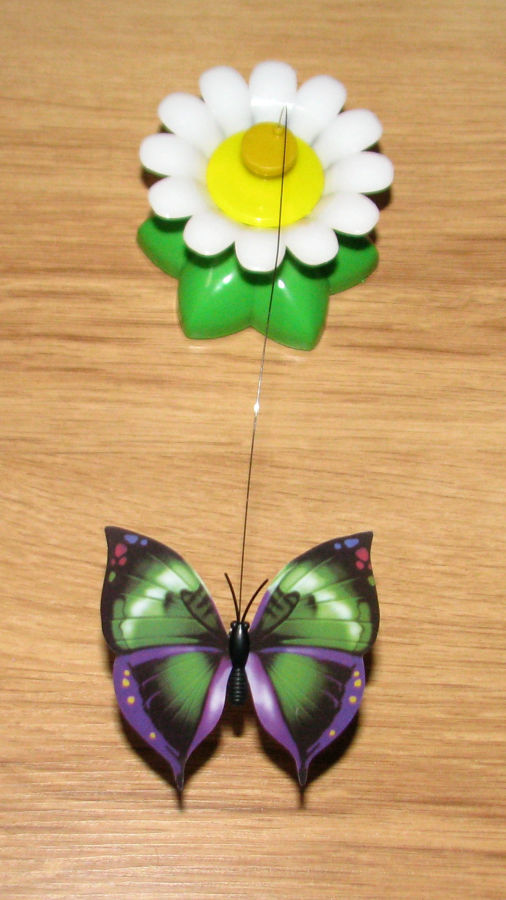 Игрушка для кота - бабочка, которая кружит вокруг цветка!