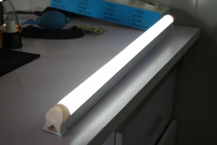 Лампа світлодіодна світильник LED Т8 9W довжина 60см колір теплий