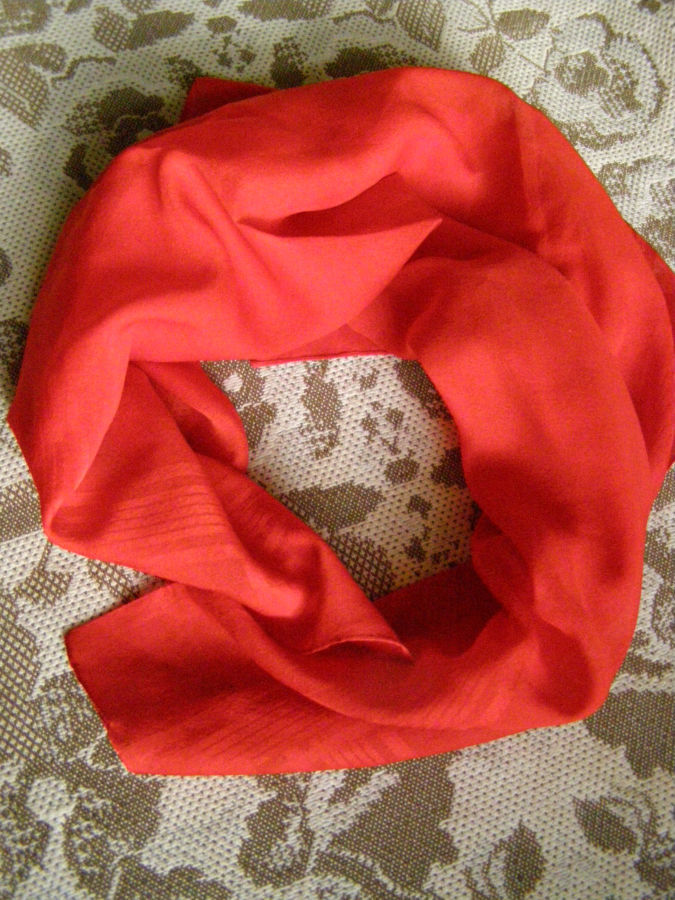 Красивый красный платок 65х65