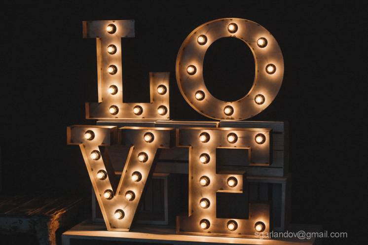Объемные буквы LOVE с подсветкой из ламп, аренда Киев