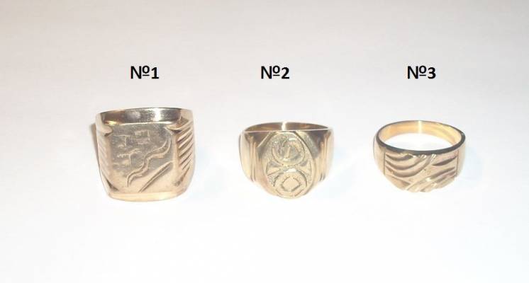 Перстень (печатка) из золотистого металла (бронза или латунь)