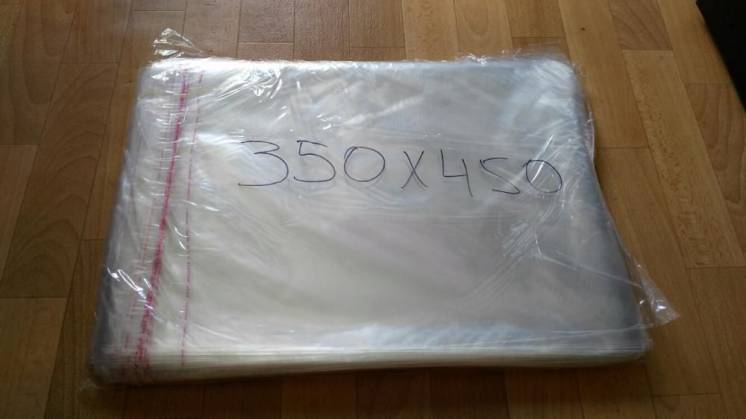 Пакет упаковочный для одежды 35х45см с липкой лентой.