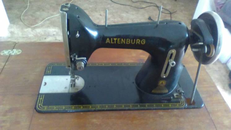 Швейная машина ALTENBURG с ножным приводом,