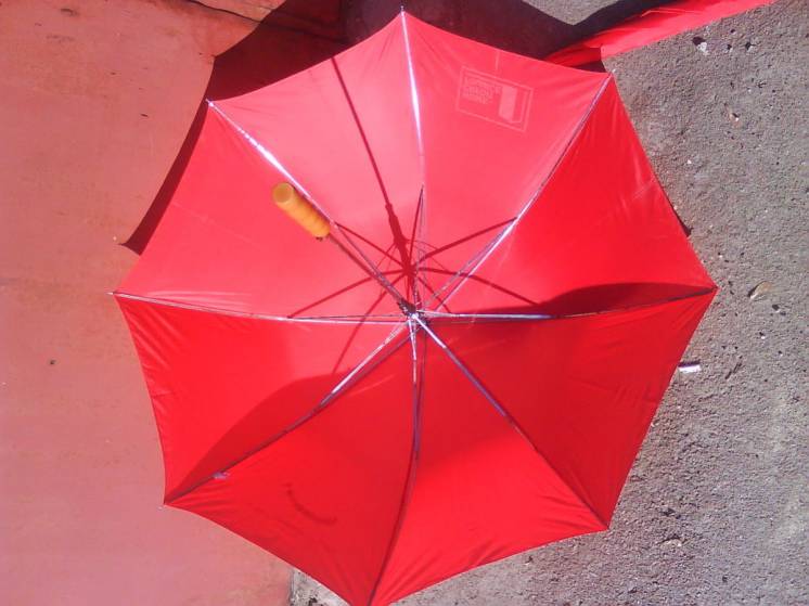 Большой, красный зонт от дождя и солнца