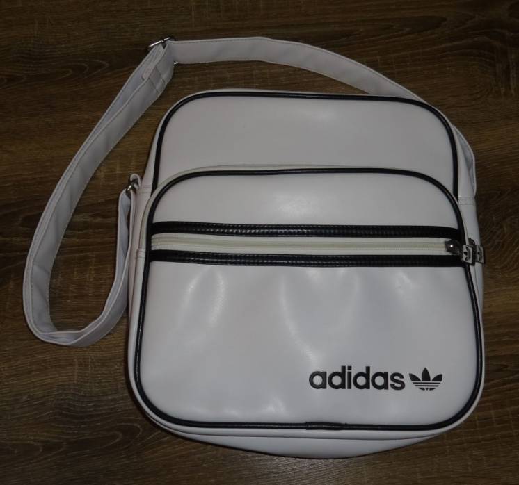 фирменная сумка через плече Adidas