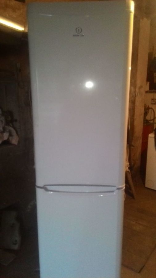 Холодильник двухкамерный ИНДЕЗИТ. В отличном состоянии.