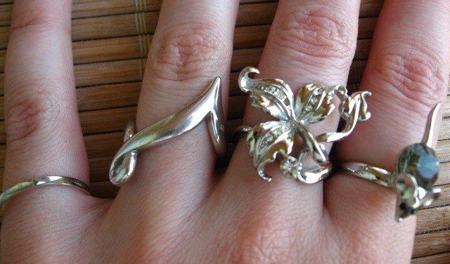 объёмное кольцо с листиком, 18 р., серебристый металл