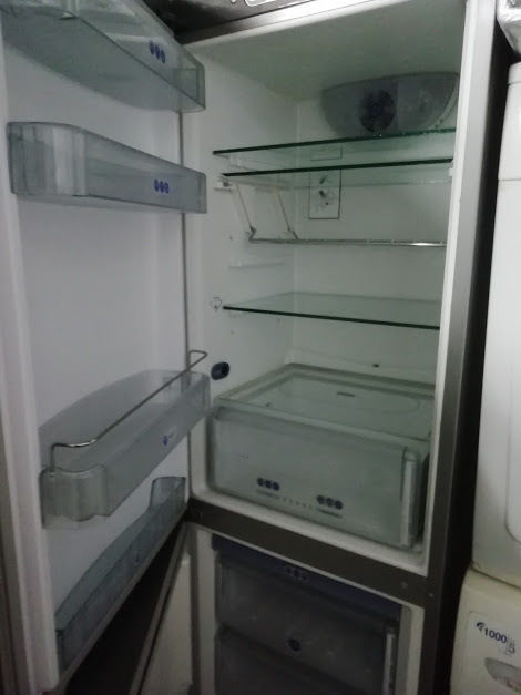 Продаю 2-х камерний холодильник No Frost з нержавійки.