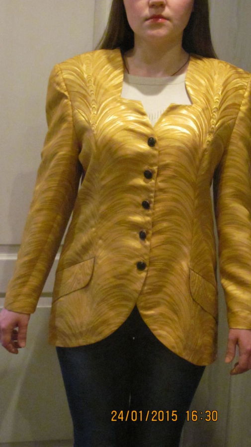 Нарядный пиджак золотистого цвета