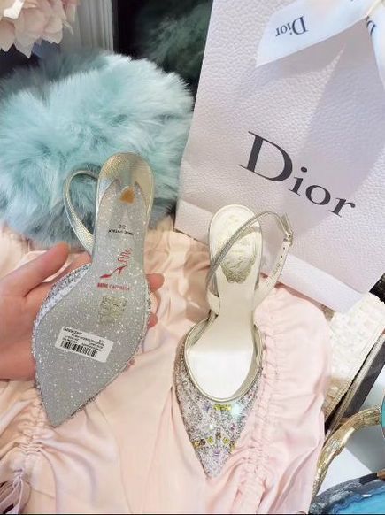 Босоножки декорированы камнями Dior