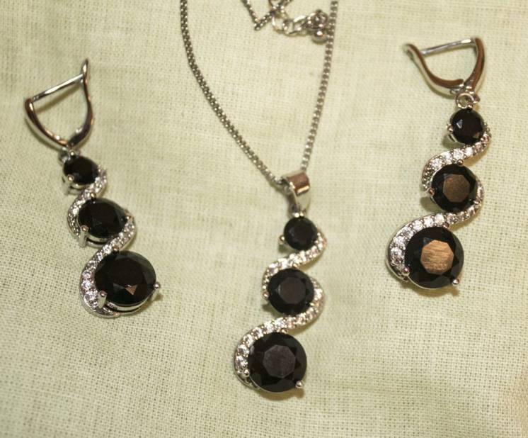 Серебряный набор с черными камнями, серьги, кулон, цепочка, сережки
