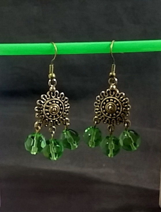 Серьги с зелёными камешками в этрусском стиле бронзового цвета
