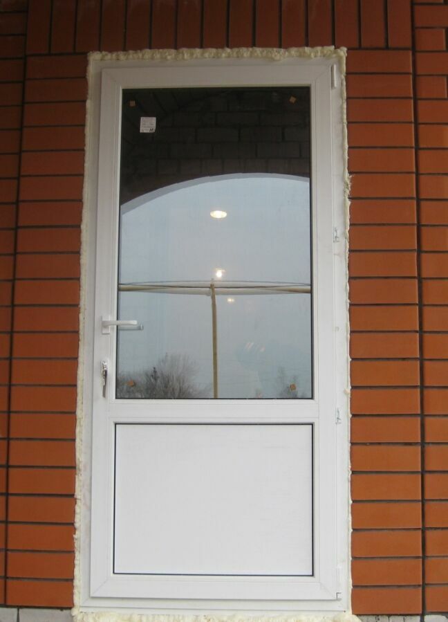Входная ПВХ дверь, металлопластиковая дверь REHAU