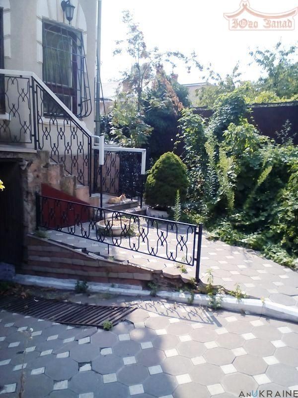 Дом на Фонтане (Фонтанская дорога угол Леваневского) в двух уровнях.