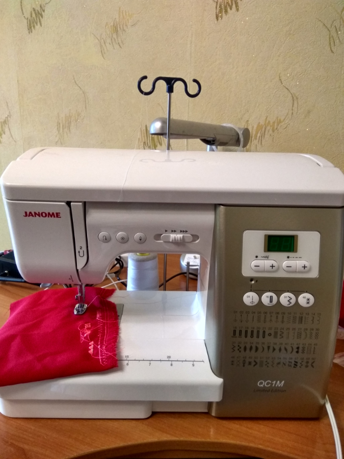 Продам швейную машинку Janome QC1M 