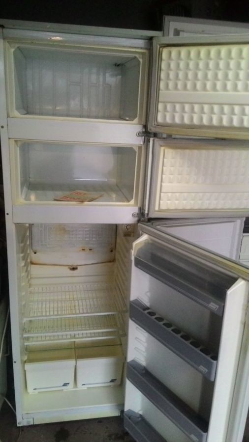 Продам трехкамерный холодильник  бу,