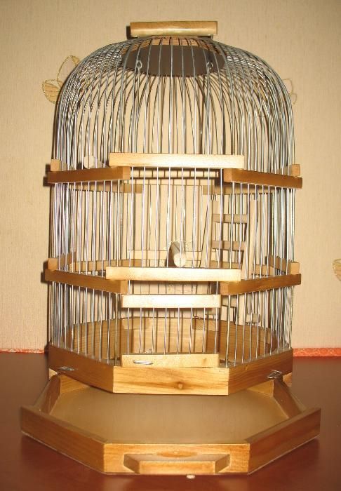 Клетка для волнистых попугаев восьмигранная.