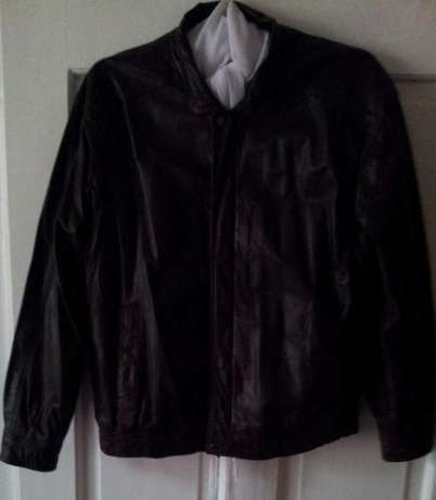 Мужская куртка из натуральной кожи темно-коричневого цвета, размер 50
