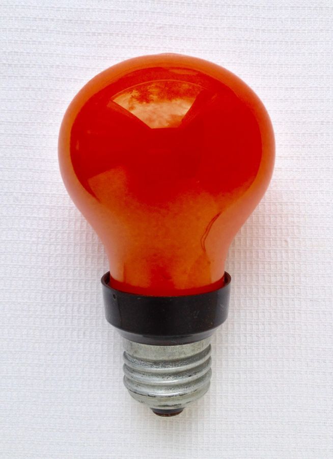 Червона лампа для освітлення фотолабораторії
