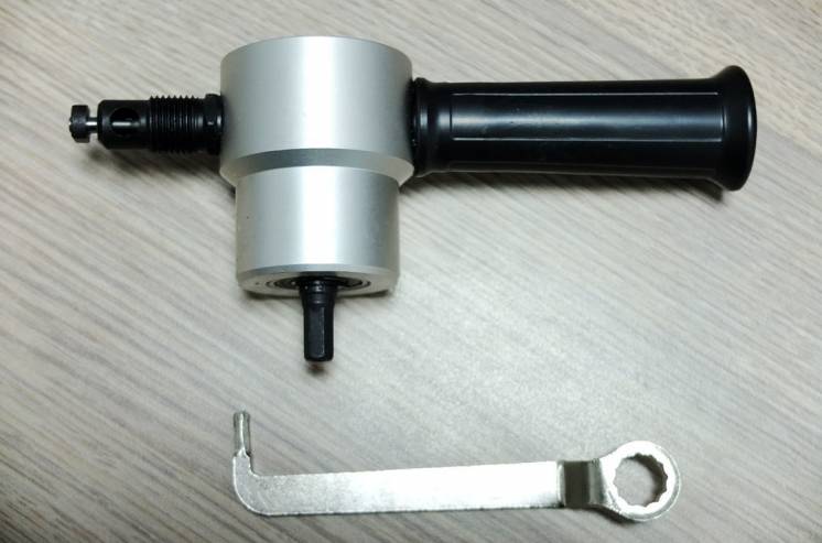 Насадка ножницы высечные на дрель шуруповерт для резки металла Сверчок