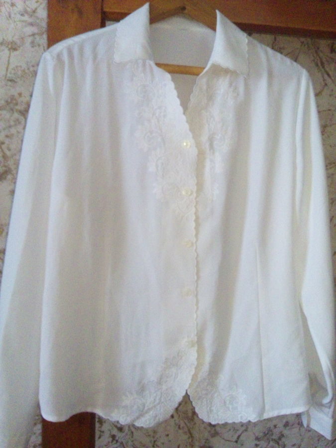 Блуза белая с вышивкой.52