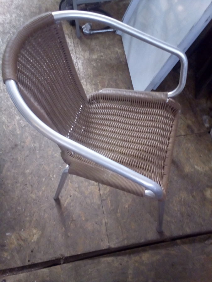 Продам стул б/у из искуственного ротанга с металлическим каркасом для