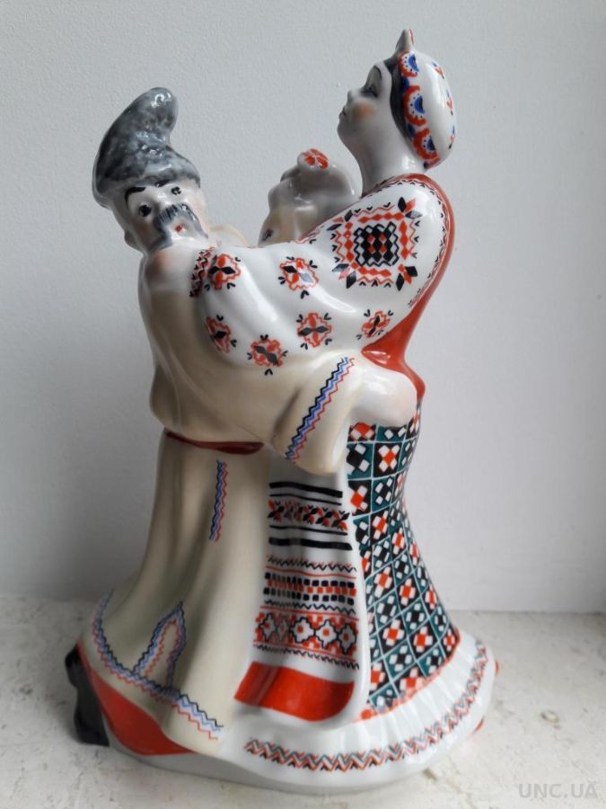 Фарфоровая статуэтка танец Карапет