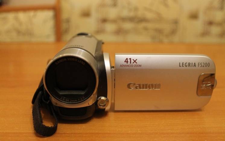 Цифровая видеокамера Canon Legria Legria Fs200 - зум 2000х  - идеал !