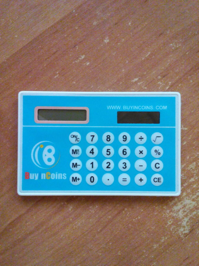 Калькулятор размером с кредитную карту. Работает от солнечной батареи