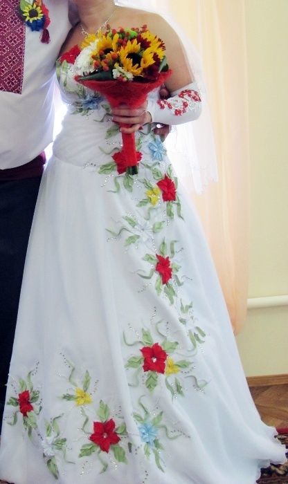 Свадебное платье в украинском стиле б/у