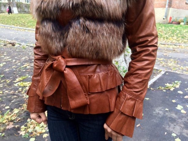 Продам кожаную женскую куртку-жилетку(трансформер) с мехом песца