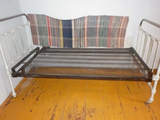 Металлическая кровать с панцирной сеткой