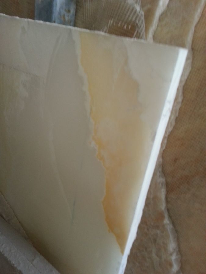 Полудрагоценный материал оникс используется в отделке стен