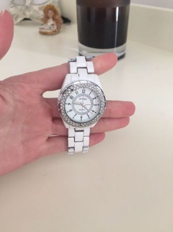 Часы на руку женские Rosra Quartz белые с камнями