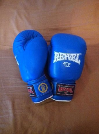 Боксёрские перчатки Reyvel FBU кожа