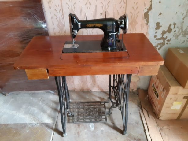 Старая швейная машина 