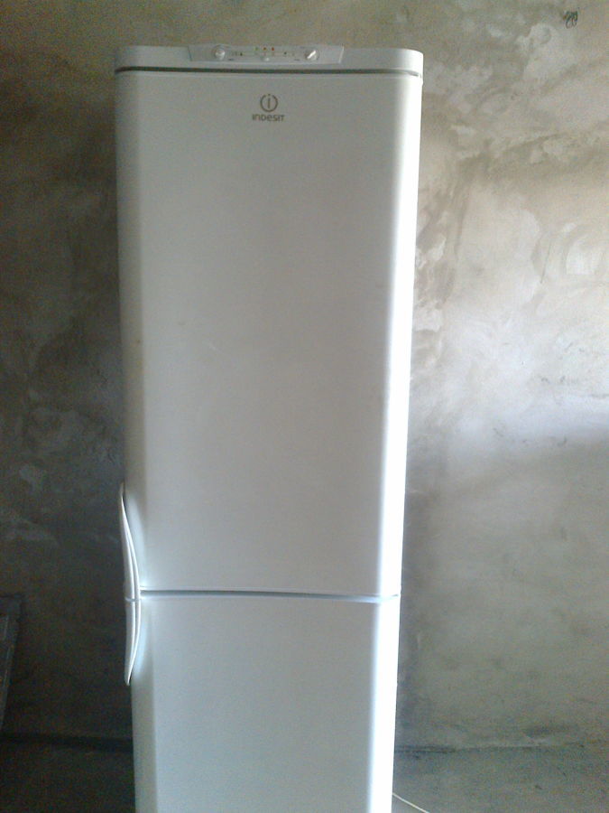 Двухкамерный холодильник Indesit с нижней морозилкой